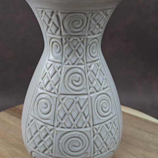 Jasba Keramik Vase 581/20 – cremeweiß mit geometrischem Relief – stilvolle Vintage Deko im Art Deco Look – robust & dekorativ für deine Wohnung oder Sammlung.