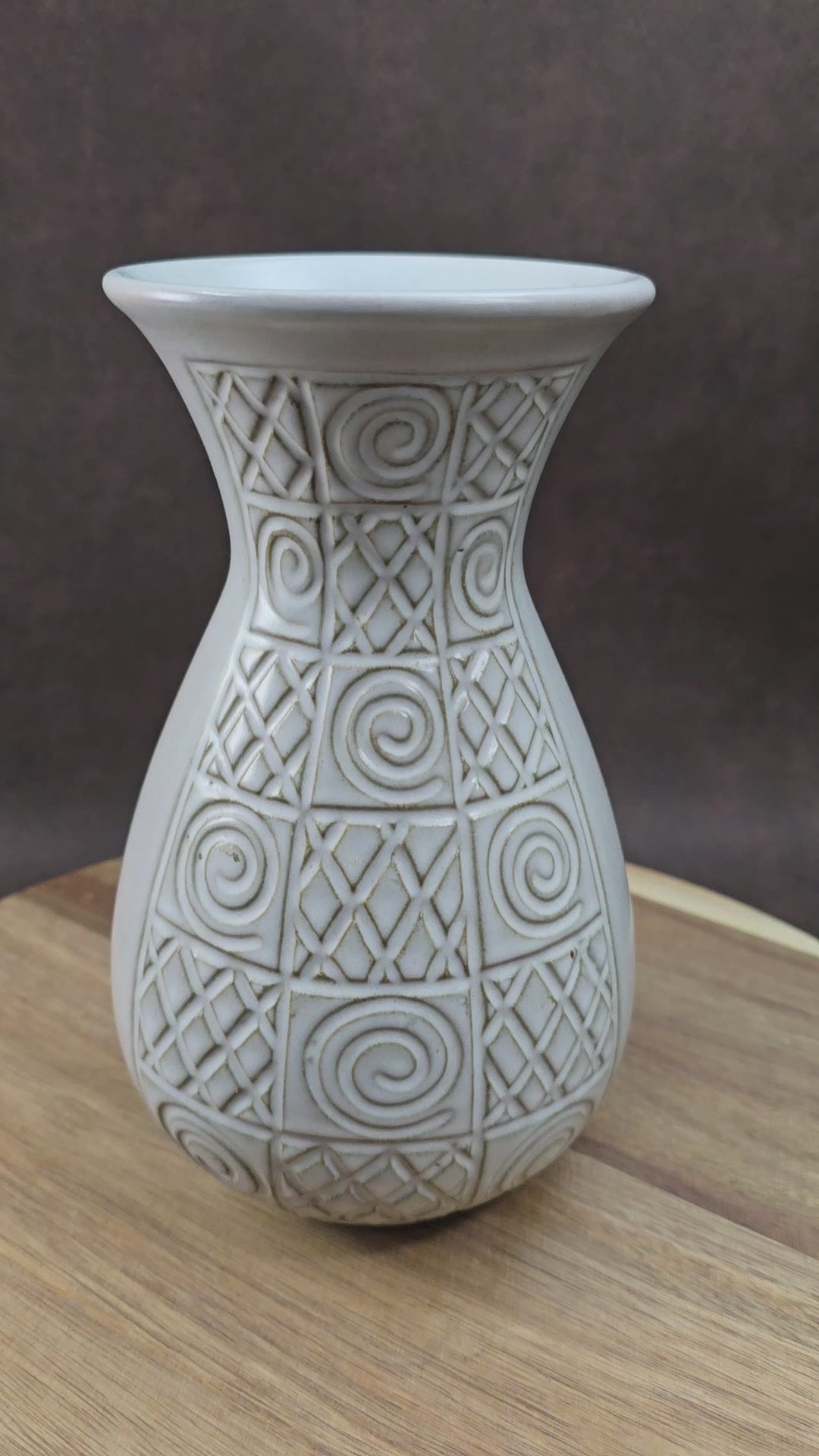 Jasba Keramik Vase 581/20 – cremeweiß mit geometrischem Relief – stilvolle Vintage Deko im Art Deco Look – robust & dekorativ für deine Wohnung oder Sammlung.
