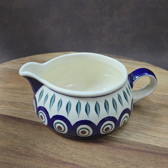 Vintage Bunzlauer Sauciere von WIZA-POLAND, 1980er–90er. Handbemalt im Pfauenaugen-Dekor mit Blättern, perfekt für Küche, Deko oder Sammlung.