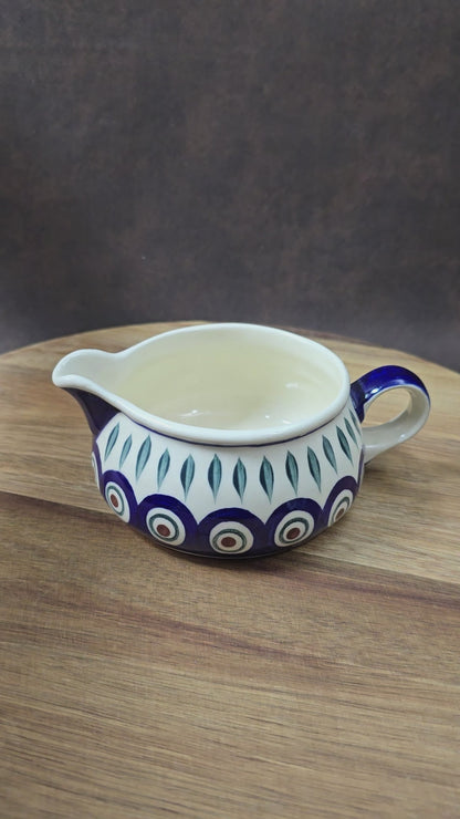 Vintage Bunzlauer Sauciere von WIZA-POLAND, 1980er–90er. Handbemalt im Pfauenaugen-Dekor mit Blättern, perfekt für Küche, Deko oder Sammlung.