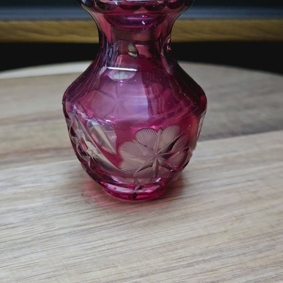 Rubinrote Mini-Vase aus böhmischem Bleikristall – ca. 1950. Handgeschliffen mit floraler Verzierung und Wellenrand. Schwer, klein und edel – ein Glanzstück für Sammler.