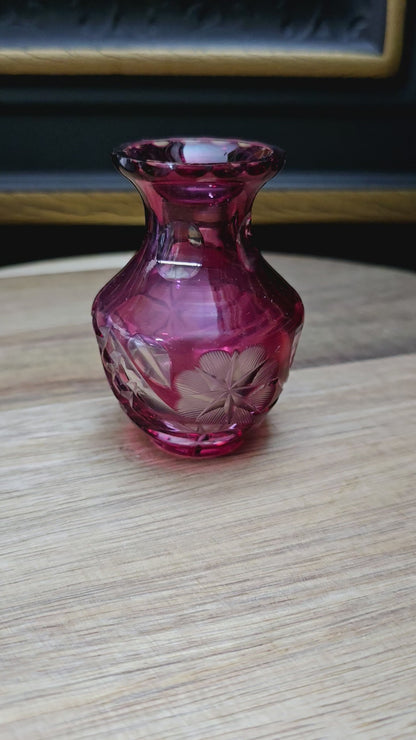 Rubinrote Mini-Vase aus böhmischem Bleikristall – ca. 1950. Handgeschliffen mit floraler Verzierung und Wellenrand. Schwer, klein und edel – ein Glanzstück für Sammler.