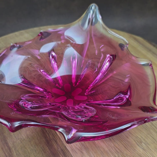 Hochwertige Rubin Glasschale von Josef Hospodka, Chribska Glaswerke, 1970er Design. Perfekt als Dekoration, Sammlerstück oder stilvolles Vintage Highlight.