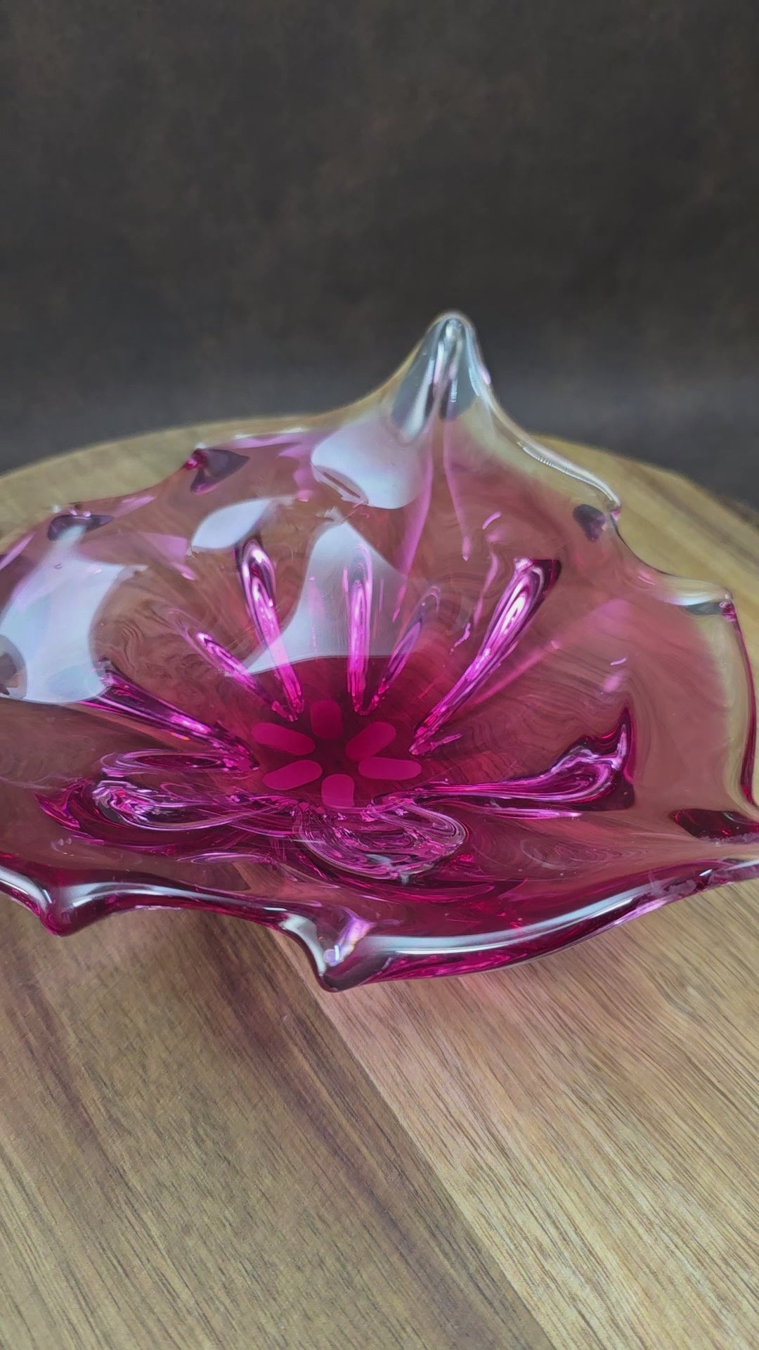 Hochwertige Rubin Glasschale von Josef Hospodka, Chribska Glaswerke, 1970er Design. Perfekt als Dekoration, Sammlerstück oder stilvolles Vintage Highlight.