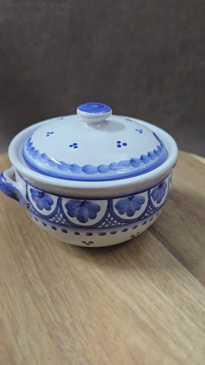 Blau-weiße Vintage-Marmeladendose (Portugal), ca. 250 ml. Handbemalte Keramik auf Fuß, sehr guter Zustand, ideal für Marmelade, Zucker, Sahne & Soßen. Charmantes Landhaus-Highlight!