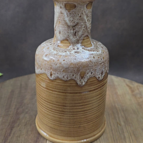 Vintage-Vase aus den 70ern vom VEB Gräfenroda. Braun-Beige mit Schaumglasur. Sammlerstück für DDR-Designliebhaber. Mit kleinen Chips am Bodenrand.