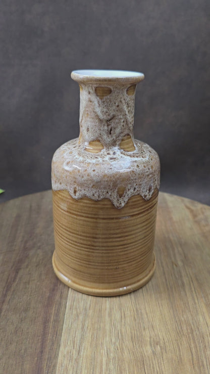 Vintage-Vase aus den 70ern vom VEB Gräfenroda. Braun-Beige mit Schaumglasur. Sammlerstück für DDR-Designliebhaber. Mit kleinen Chips am Bodenrand.
