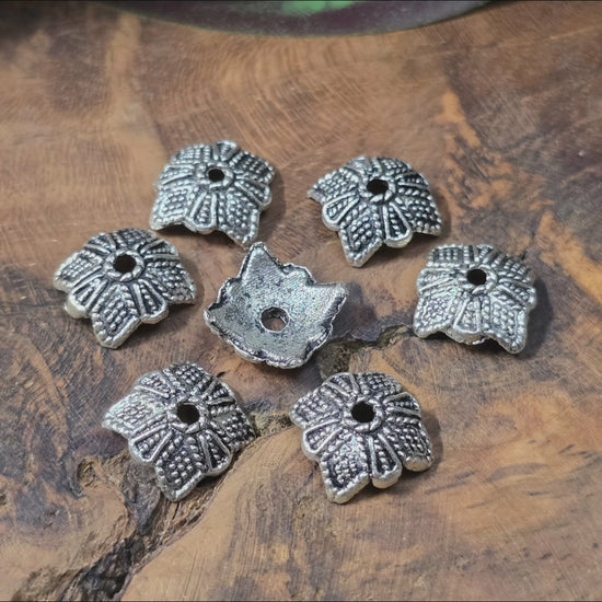 20 Perlenkappen im Ethno-Design, antik silberfarbig, 10 mm. Perfekt zum Verzieren & Schützen von Perlen. Schmuckzubehör für DIY-Armbänder, Ketten & Ohrringe.