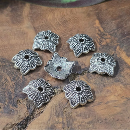 20 Perlenkappen im Ethno-Design, antik silberfarbig, 10 mm. Perfekt zum Verzieren & Schützen von Perlen. Schmuckzubehör für DIY-Armbänder, Ketten & Ohrringe.