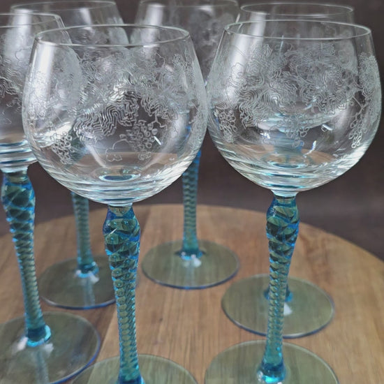 Wunderschöne Vintage Weingläser aus Böhmen – mit eleganter Gravur & aquablauem Twist-Stiel – stilvoller Genuss für Weinliebhaber.