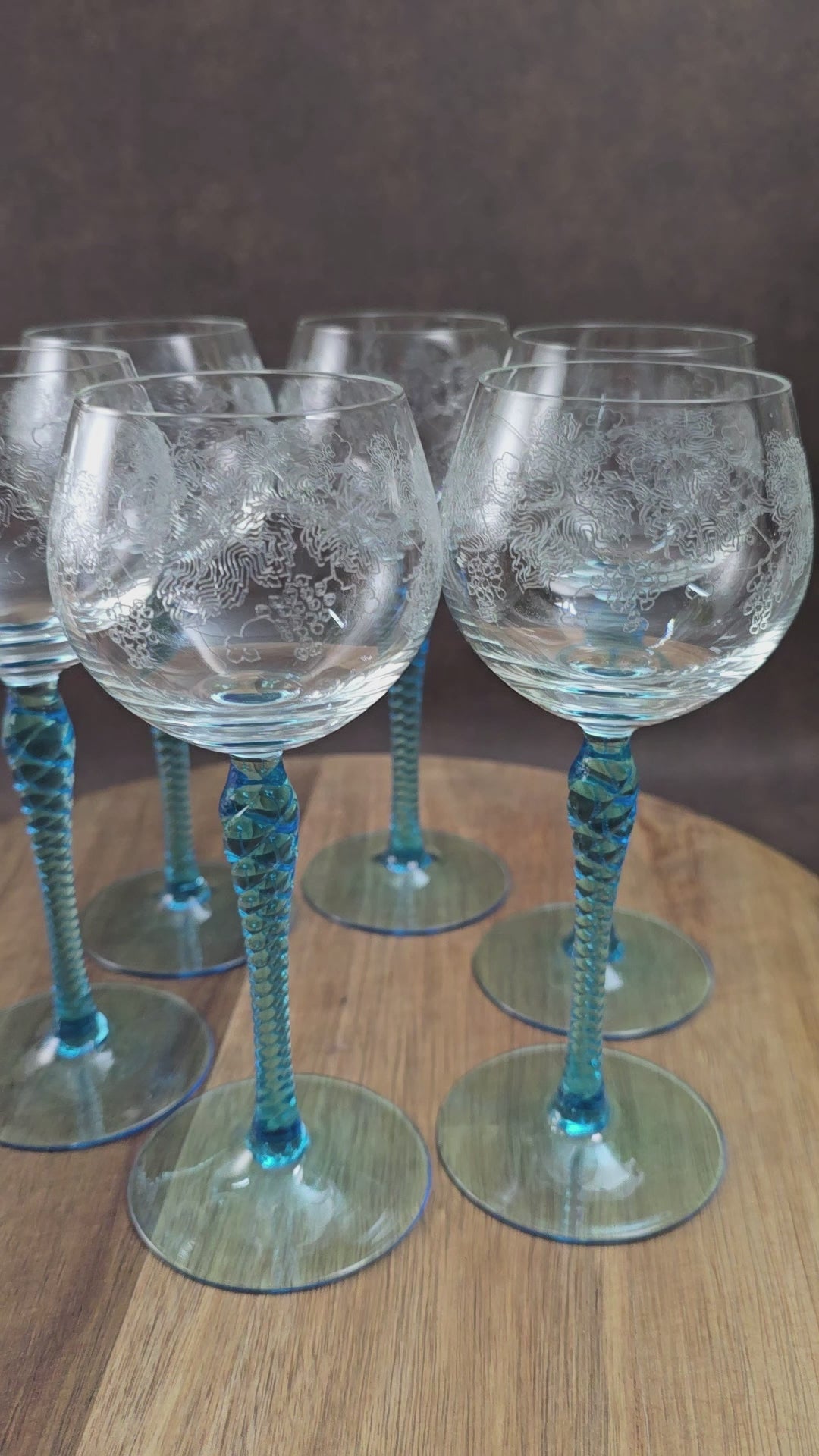 Wunderschöne Vintage Weingläser aus Böhmen – mit eleganter Gravur & aquablauem Twist-Stiel – stilvoller Genuss für Weinliebhaber.