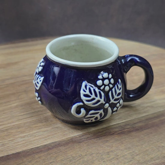 Authentische Vintage-Tasse aus deutschem Steinzeug, ca. 1960–70. Rustikal & dekorativ – ideal für Sammler oder nostalgische Küchendeko.