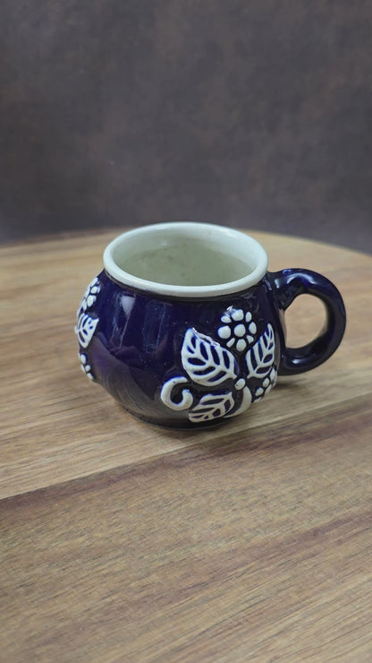 Authentische Vintage-Tasse aus deutschem Steinzeug, ca. 1960–70. Rustikal & dekorativ – ideal für Sammler oder nostalgische Küchendeko.