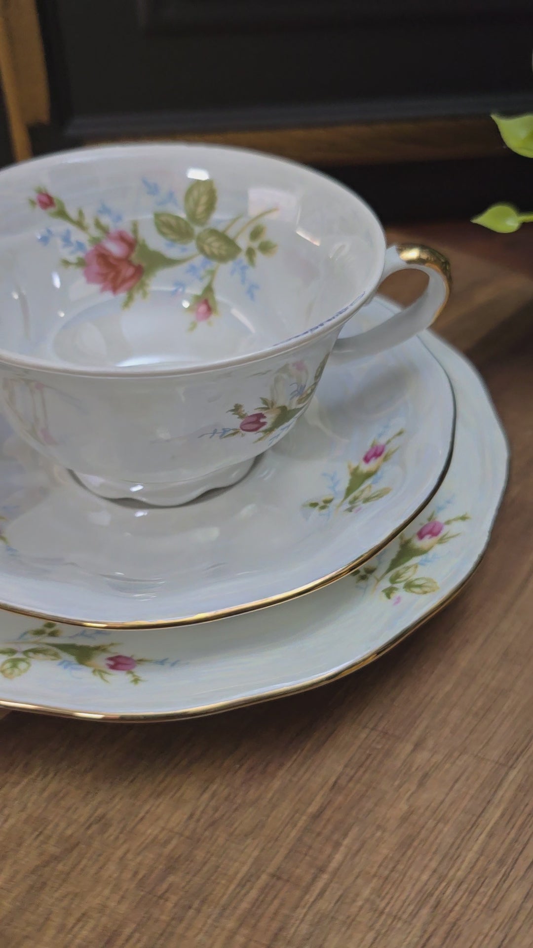 Jarolina Vintage Sammelgedeck (1970er): Lusterware mit Rosen & Golddekor – Tasse, Untertasse, Teller – stilvoll & romantisch!