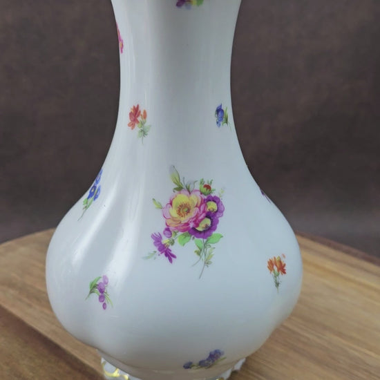 Lindner Porzellanvase mit Streublümchen aus W. Germany (ca. 1965–1975). Handarbeit, Vintagezustand – ideal für deine Blumen oder als Sammlerstück.