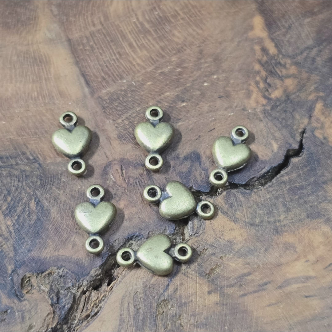 12 filigrane Herz-Verbinder in Antik-Bronze (9,7 x 5,5 mm) – perfekt für romantische Armbänder, Ketten und DIY-Schmuck.