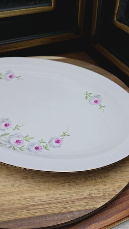 Servierplatte mit Rosenmotiv von Stadtlengsfeld Porzellan (DDR, 60er/70er). Ideal für Fleisch, Plätzchen oder als Deko. Zwei Zustände verfügbar – jetzt entdecken!
