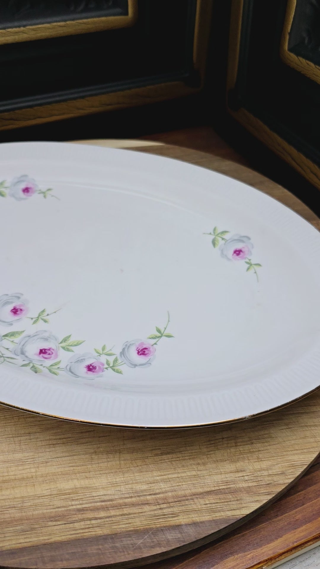 Servierplatte mit Rosenmotiv von Stadtlengsfeld Porzellan (DDR, 60er/70er). Ideal für Fleisch, Plätzchen oder als Deko. Zwei Zustände verfügbar – jetzt entdecken!