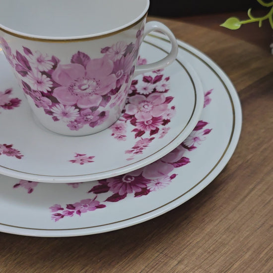 Vintage-Gedeck aus der DDR: Tasse, Untertasse & Kuchenteller von Fine China Lichte mit purpurfarbenem Blumenmotiv & Goldrand – stilvoll & sammelwürdig.