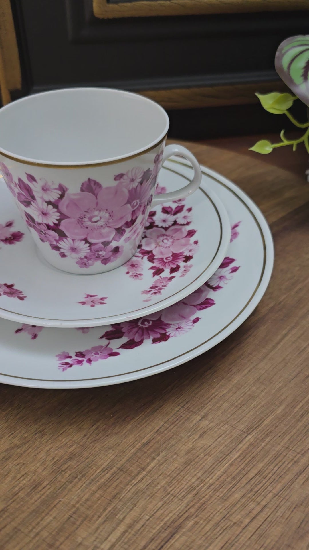 Vintage-Gedeck aus der DDR: Tasse, Untertasse & Kuchenteller von Fine China Lichte mit purpurfarbenem Blumenmotiv & Goldrand – stilvoll & sammelwürdig.