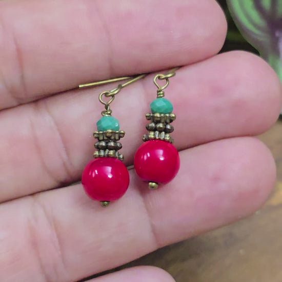 Handgefertigte Boho-Ohrhänger mit roten Glasperlen und funkelndem Kristallglas in Petrol. Leicht, elegant & vielseitig kombinierbar – ideal für Alltag & besondere Anlässe.