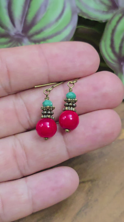 Handgefertigte Boho-Ohrhänger mit roten Glasperlen und funkelndem Kristallglas in Petrol. Leicht, elegant & vielseitig kombinierbar – ideal für Alltag & besondere Anlässe.