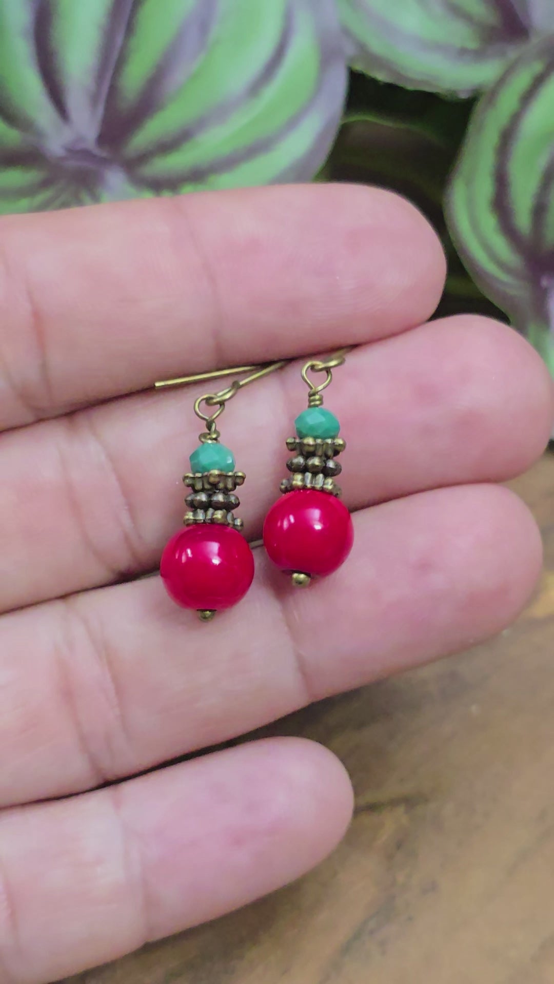 Handgefertigte Boho-Ohrhänger mit roten Glasperlen und funkelndem Kristallglas in Petrol. Leicht, elegant & vielseitig kombinierbar – ideal für Alltag & besondere Anlässe.