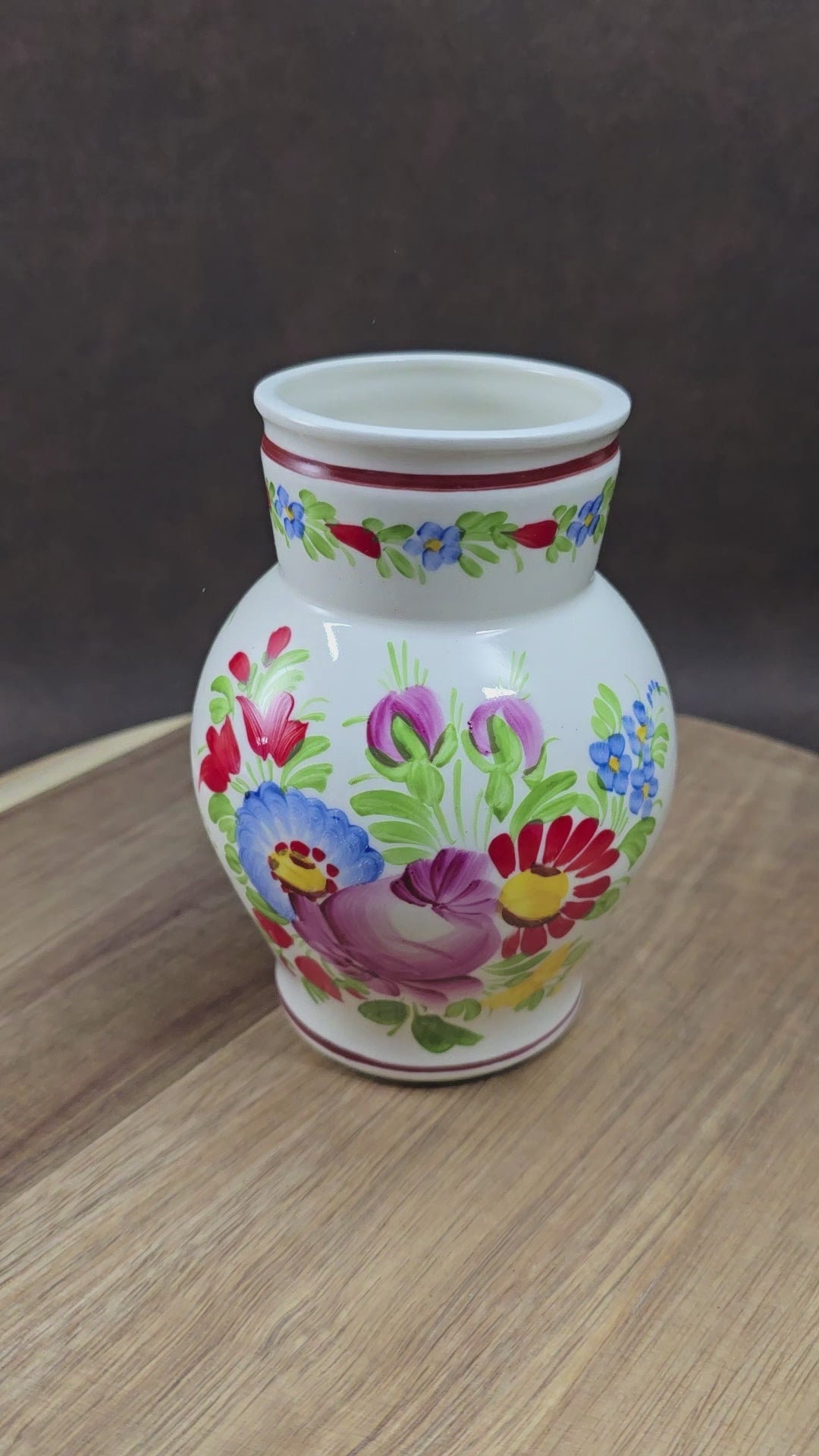 Original Vintage-Krug von Chodovia, 1960er Jahre. Handbemalt mit Blumenmotiv, ca. 0,5L. Perfekt als Vase oder Deko für deine Landhausküche. Sehr guter Vintagezustand.