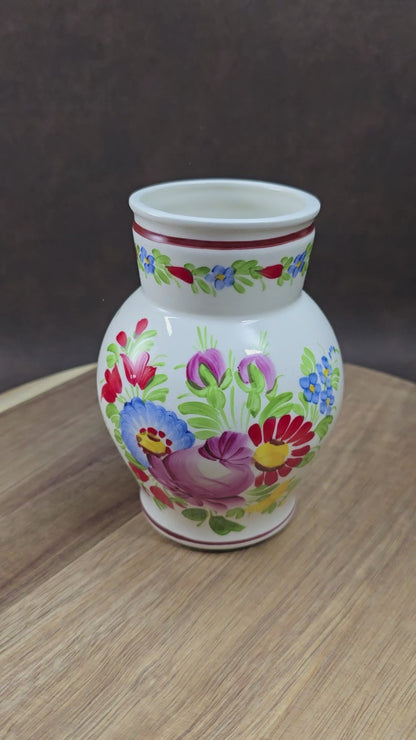 Original Vintage-Krug von Chodovia, 1960er Jahre. Handbemalt mit Blumenmotiv, ca. 0,5L. Perfekt als Vase oder Deko für deine Landhausküche. Sehr guter Vintagezustand.