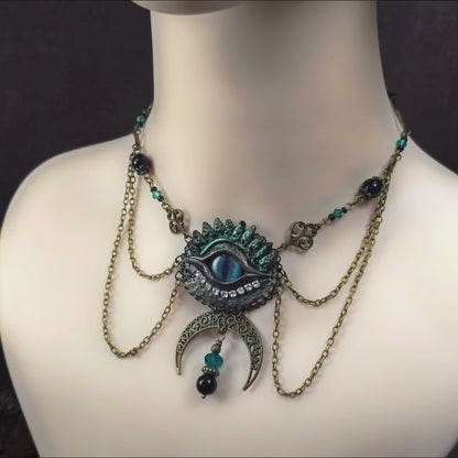 Mystischer Satin-Choker mit smaragdgrünem Drachenauge & Halbmond. Verstellbare Länge durch Bindeband. Gothic & Fantasy Schmuck-Unikat aus unserem Atelier.

