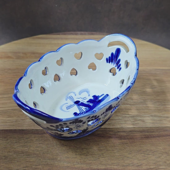 Vintage Delft-Blue Schale, Porzellan, Herzen & Blumen, handbemalt. Niederlande, 70er/80er. Leicht & dekorativ, ideal für Deko oder verpackte Süßigkeiten. 6×14,5×10 cm.