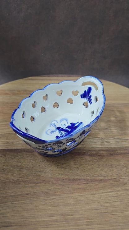 Vintage Delft-Blue Schale, Porzellan, Herzen & Blumen, handbemalt. Niederlande, 70er/80er. Leicht & dekorativ, ideal für Deko oder verpackte Süßigkeiten. 6×14,5×10 cm.