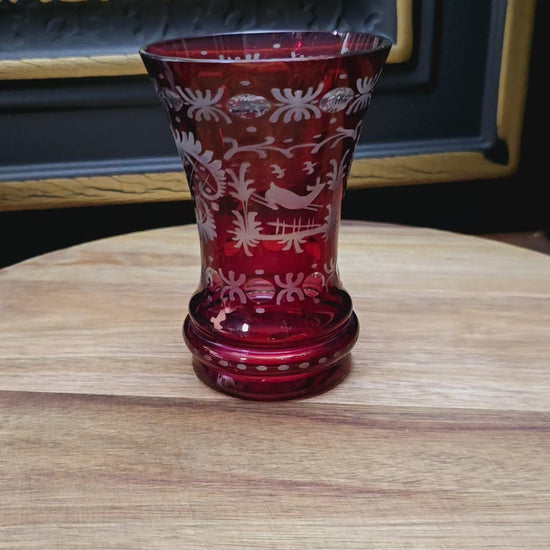 Kleine, rubinrote Kristallglas-Vase von Egermann aus den 1950ern – handgeschliffen, stilvoll und selten. Böhmisches Original im guten Vintagezustand.