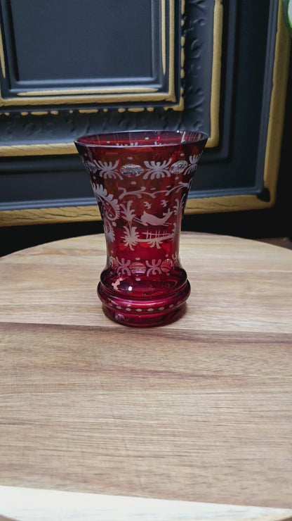 Kleine, rubinrote Kristallglas-Vase von Egermann aus den 1950ern – handgeschliffen, stilvoll und selten. Böhmisches Original im guten Vintagezustand.