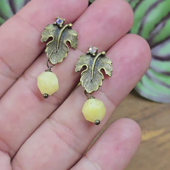 Mystische Ohrstecker mit Blattdesign & echter Calcit-Perle – handgefertigt, stilvoll & spirituell. Perfekt für Vintage Looks oder als Geschenk.
