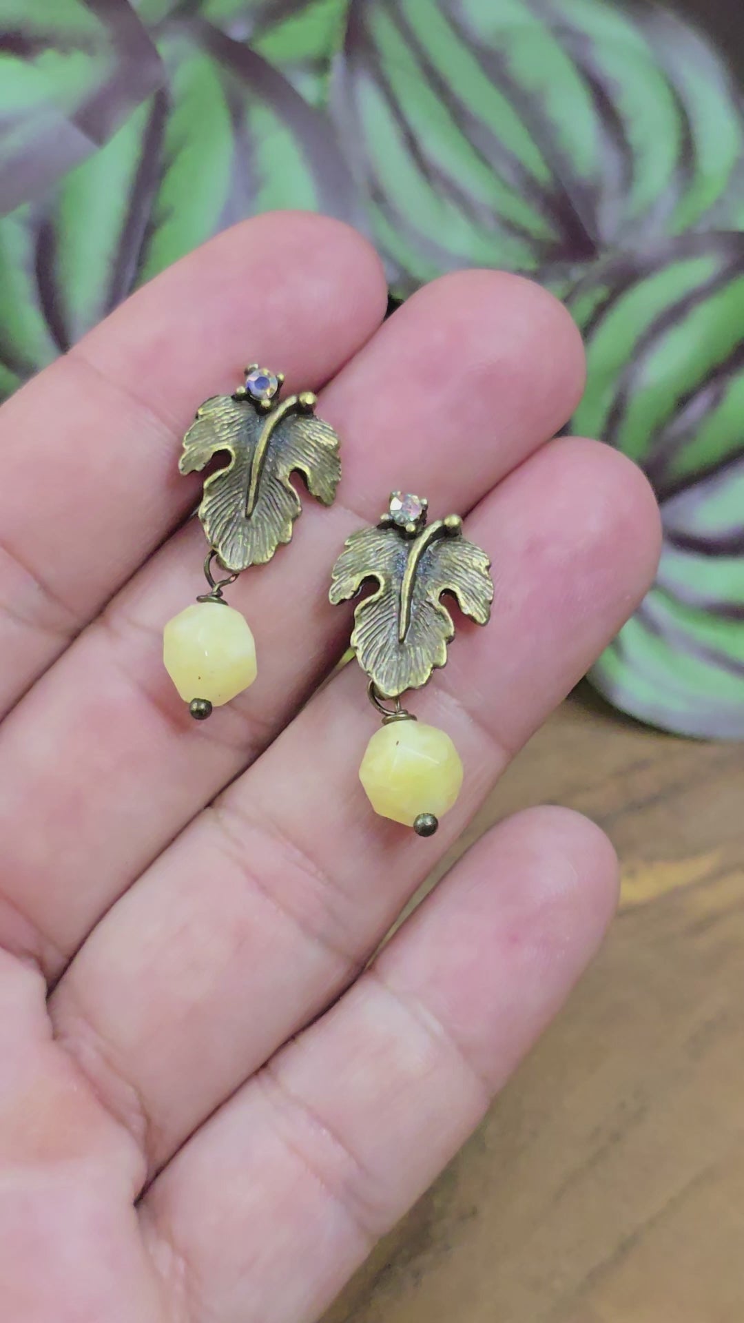Mystische Ohrstecker mit Blattdesign & echter Calcit-Perle – handgefertigt, stilvoll & spirituell. Perfekt für Vintage Looks oder als Geschenk.
