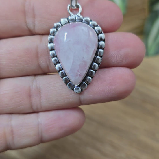 Anhänger aus .925 Sterling Silber mit Rosa Quarz in umgekehrter Tropfenform – Dein Begleiter für Liebe, Heilung und Selbstfürsorge