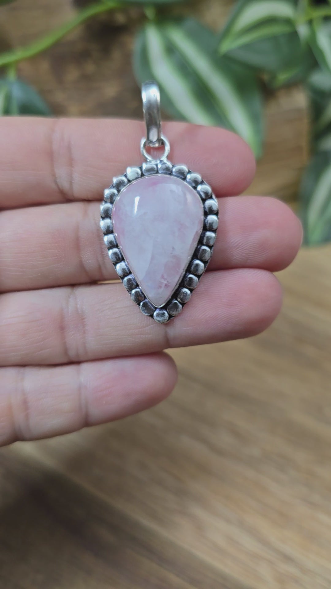 Anhänger aus .925 Sterling Silber mit Rosa Quarz in umgekehrter Tropfenform – Dein Begleiter für Liebe, Heilung und Selbstfürsorge