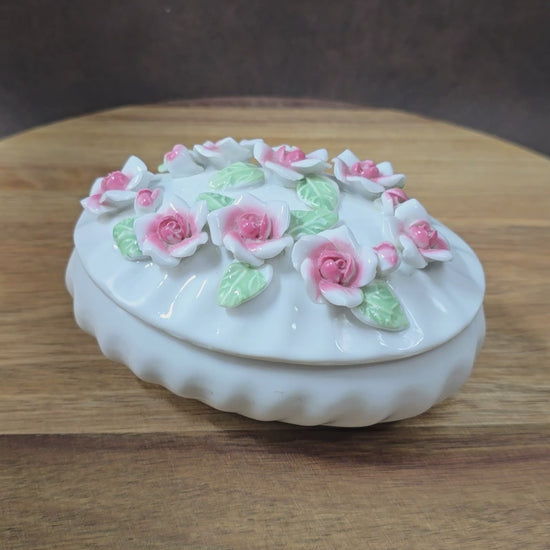 Romantische Schmuckdose aus Porzellan, weiß/rosé, 12,5×8,5×7 cm, ca. 304 g. Capodimonte-Look der 80er, ideal als Geschenk oder Deko. Ungemarkt, sehr gepflegt, bereit zum Einziehen.
