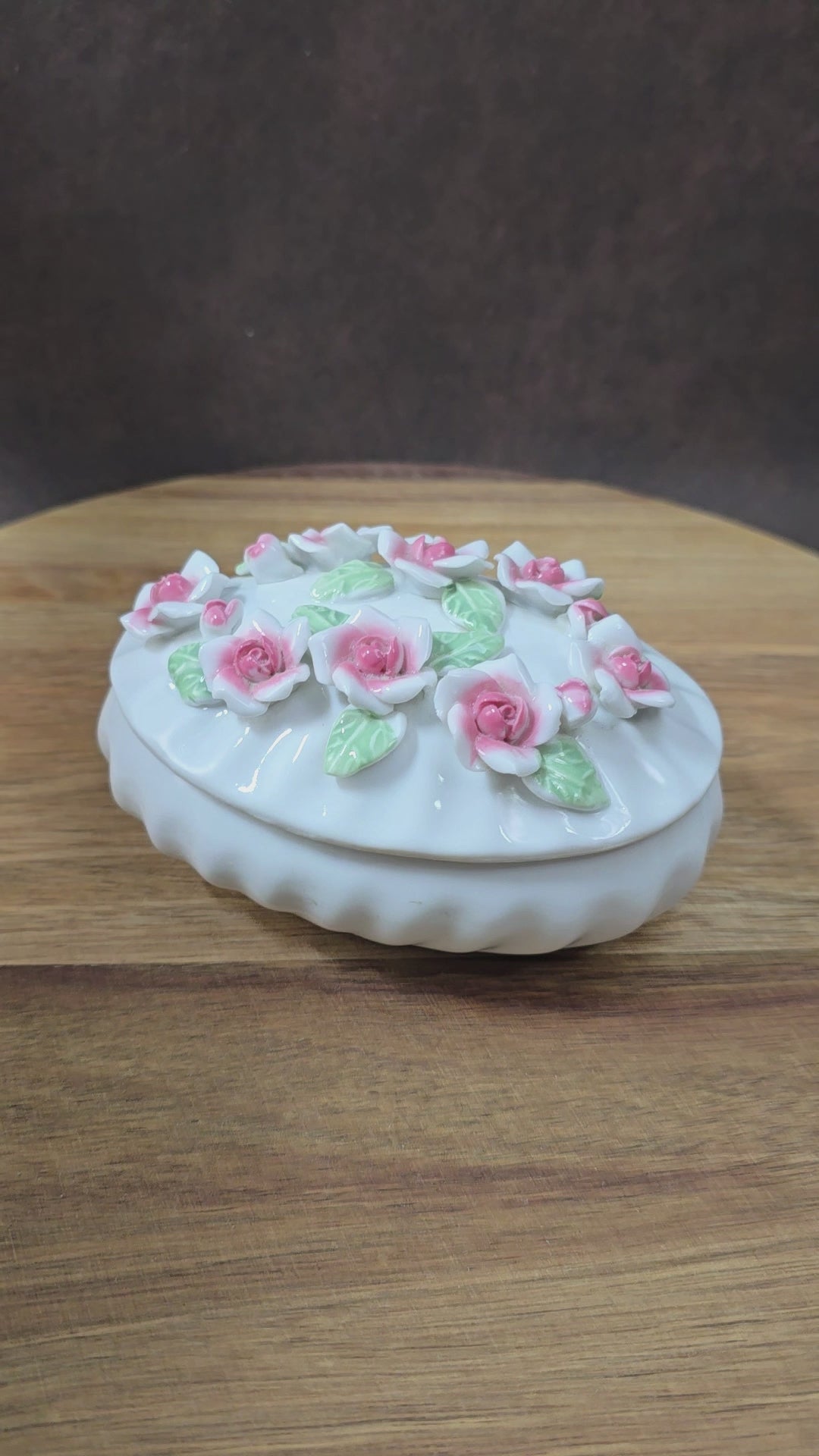 Romantische Schmuckdose aus Porzellan, weiß/rosé, 12,5×8,5×7 cm, ca. 304 g. Capodimonte-Look der 80er, ideal als Geschenk oder Deko. Ungemarkt, sehr gepflegt, bereit zum Einziehen.