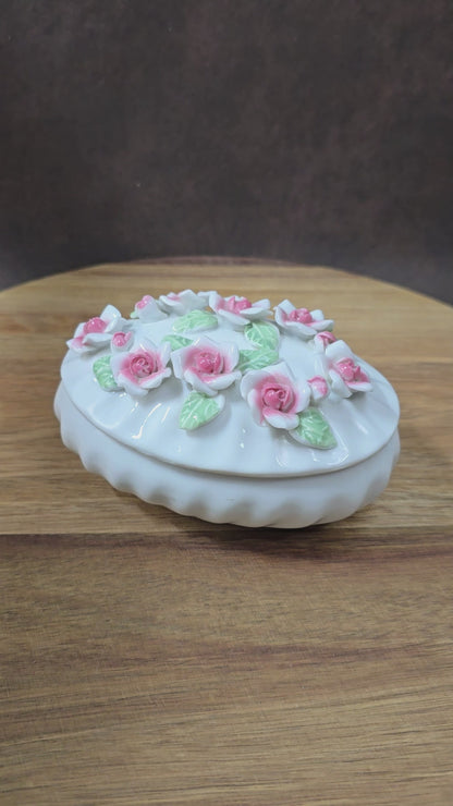 Romantische Schmuckdose aus Porzellan, weiß/rosé, 12,5×8,5×7 cm, ca. 304 g. Capodimonte-Look der 80er, ideal als Geschenk oder Deko. Ungemarkt, sehr gepflegt, bereit zum Einziehen.