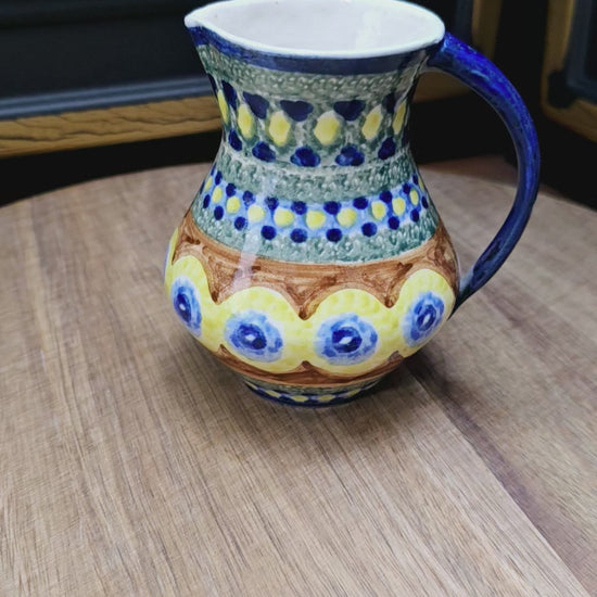 Original DDR-Milchkännchen (ca. 250 ml) aus Bunzlauer Keramik mit Schwämmeldekor im Pfauenauge-Muster – handgetöpfert, ca. 1970er Jahre.