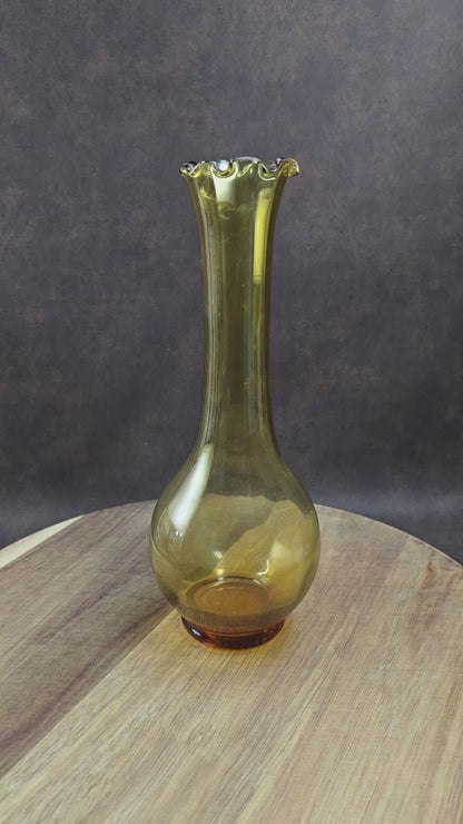 Vintage Lauscha Vase, bernsteinfarben, 70er Jahre DDR. Mundgeblasen mit Rüschenrand. Für Retro-Wohnungen, Sammler & Liebhaber handgefertigten Glases.