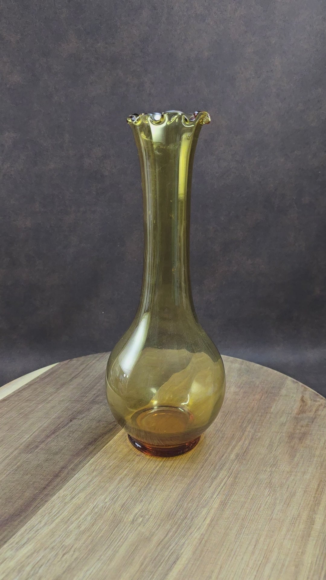 Vintage Lauscha Vase, bernsteinfarben, 70er Jahre DDR. Mundgeblasen mit Rüschenrand. Für Retro-Wohnungen, Sammler & Liebhaber handgefertigten Glases.