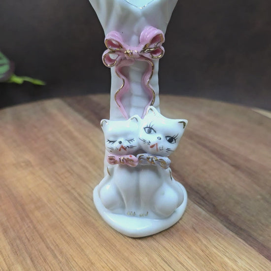 Kleine Kawaii-Porzellanvase mit zwei Kätzchen aus Japan (ca. 1950er/60er). Zart handbemalt, romantisch und perfekt für jede Vintage-Wohnung oder Sammlung.