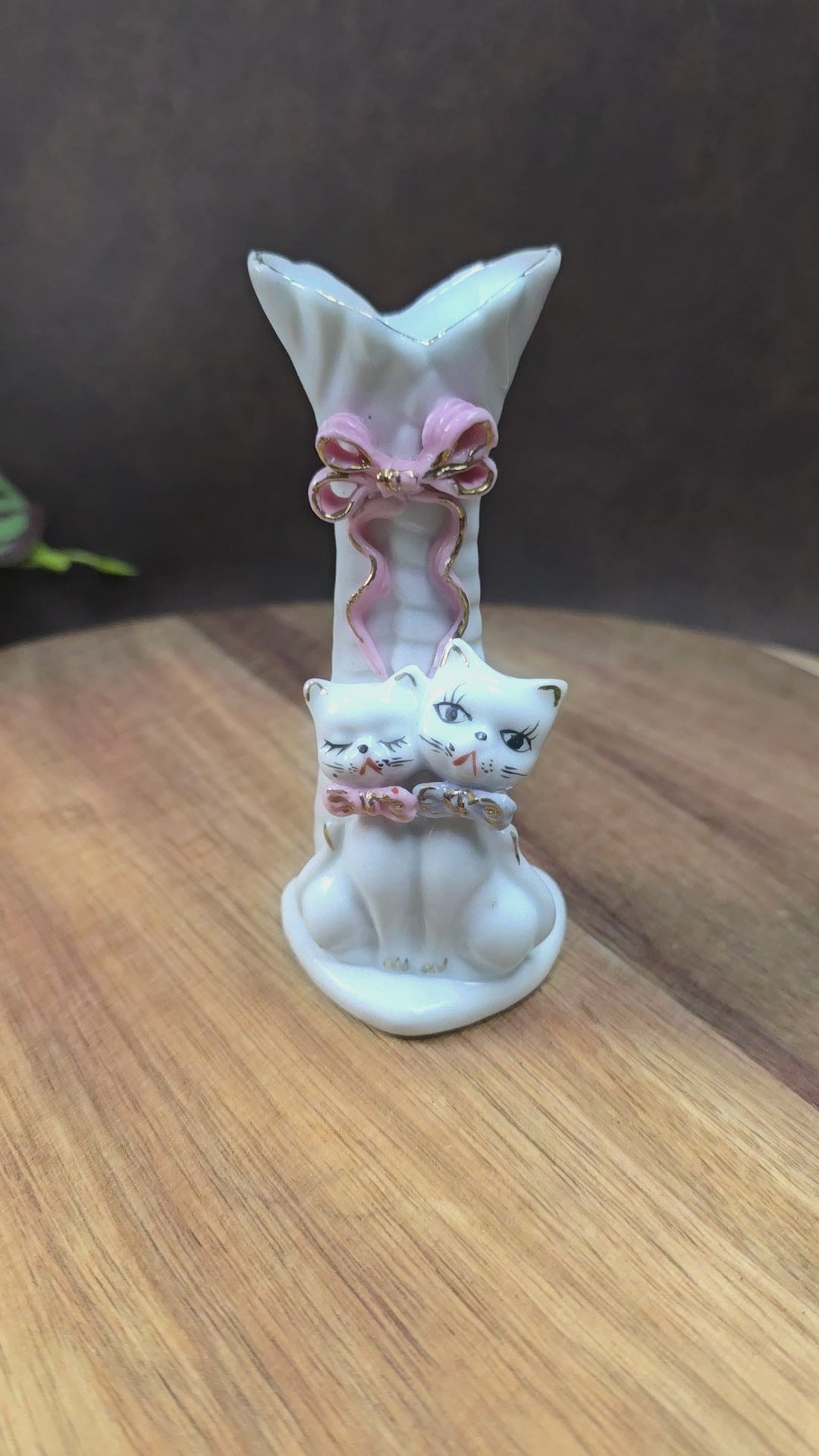Kleine Kawaii-Porzellanvase mit zwei Kätzchen aus Japan (ca. 1950er/60er). Zart handbemalt, romantisch und perfekt für jede Vintage-Wohnung oder Sammlung.