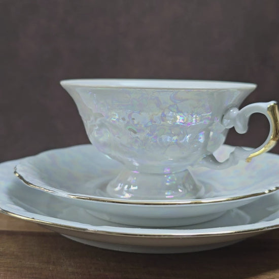 3-teiliges Walbrzych Gedeck aus den 1970ern: Weiß, Goldrand & Lusterware-Schimmer. Sehr guter Zustand, perfekter Vintage-Charme für Sammler und Teestunden.