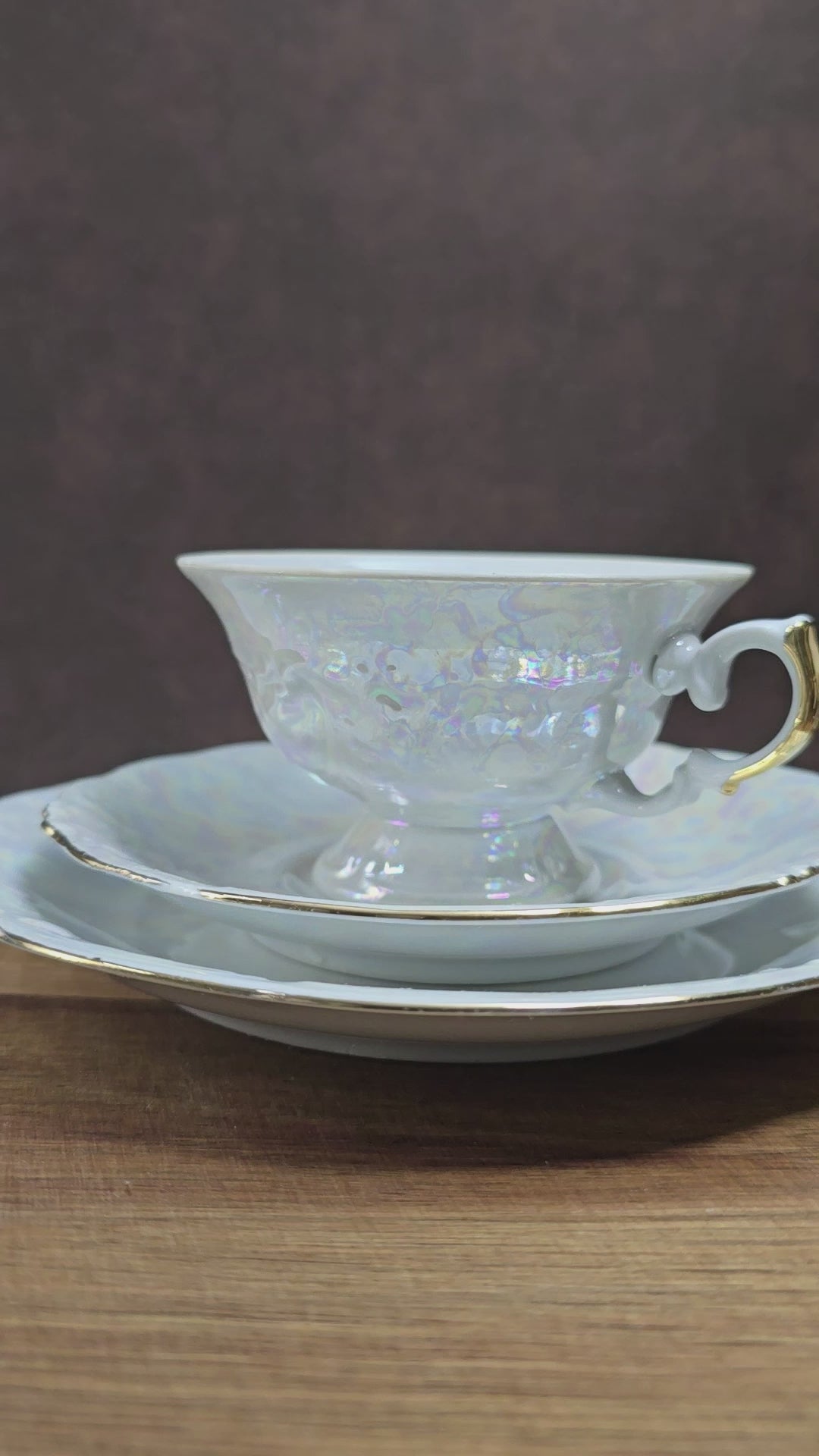 3-teiliges Walbrzych Gedeck aus den 1970ern: Weiß, Goldrand & Lusterware-Schimmer. Sehr guter Zustand, perfekter Vintage-Charme für Sammler und Teestunden.