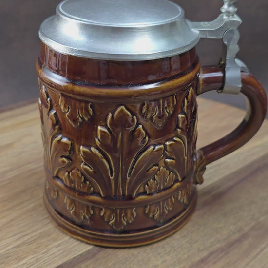 Original Gerz Bierkrug aus den 1970ern mit Zinndeckel und barockem Blattornament. Sammlerstück & dekoratives Highlight für Bierliebhaber.