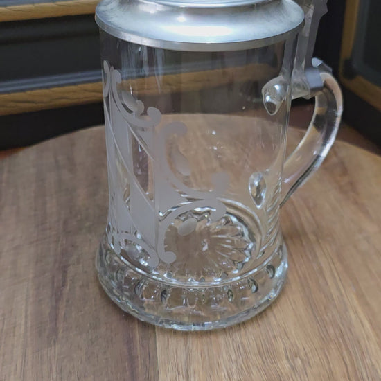 Entdecke den 0,5L Bierkrug mit geätztem bayrischem Flaggenmotiv & München-Zinndeckel von Erbo Zinn. Neuwertiger Zustand – perfektes Geschenk für Sammler & Bayern-Fans.